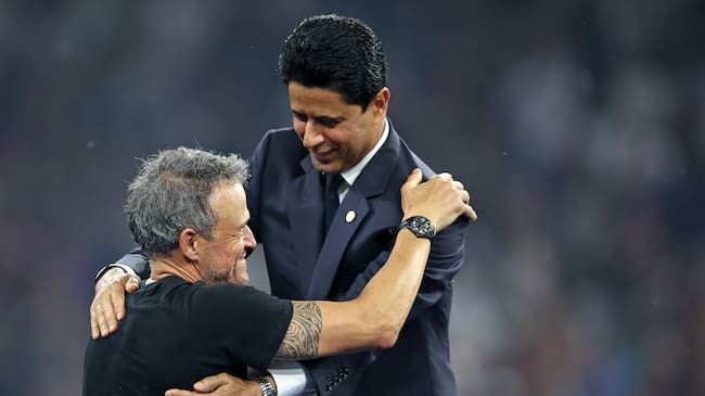 Abrazo entre Nasser Al-Khelaifi y Luis Enrique Martínez