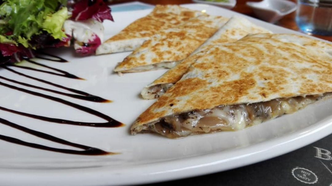 Quesadillas rellenas de champiñón, trufa negra y parmesano