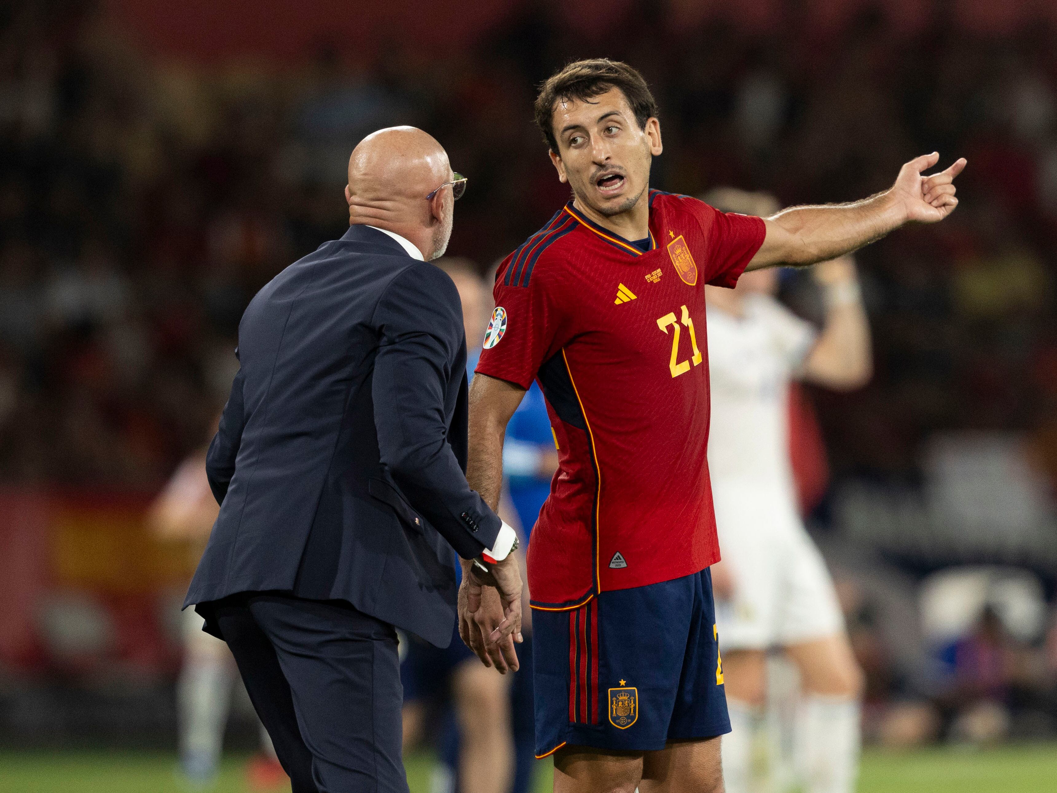 De la Fuente habla con Oyarzabal, durante un partido de la clasificación para la Euro.