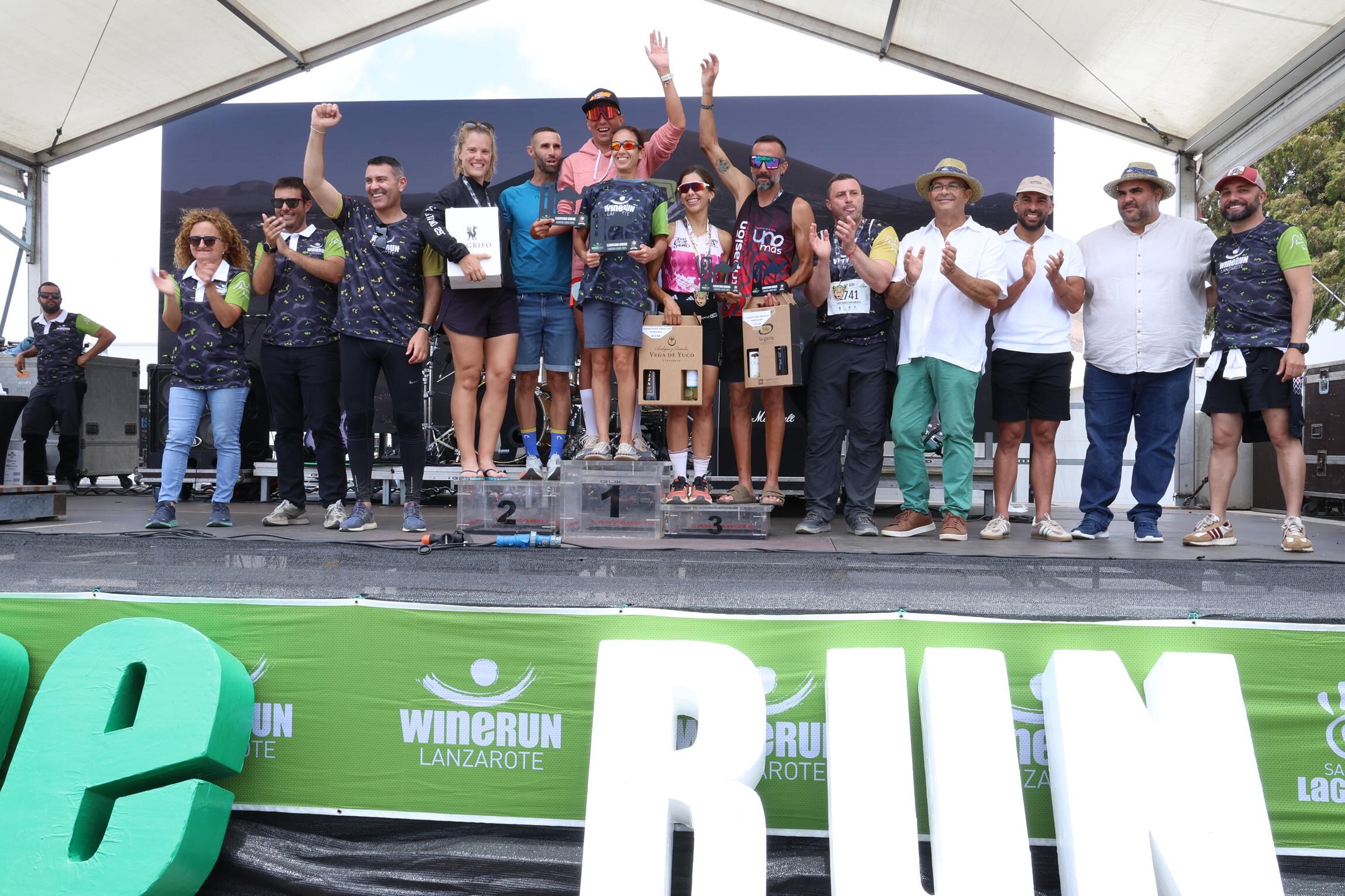 Victoria de Yerove Rodríguez y Aroa Merino en la Lanzarote Wine Run 2025.