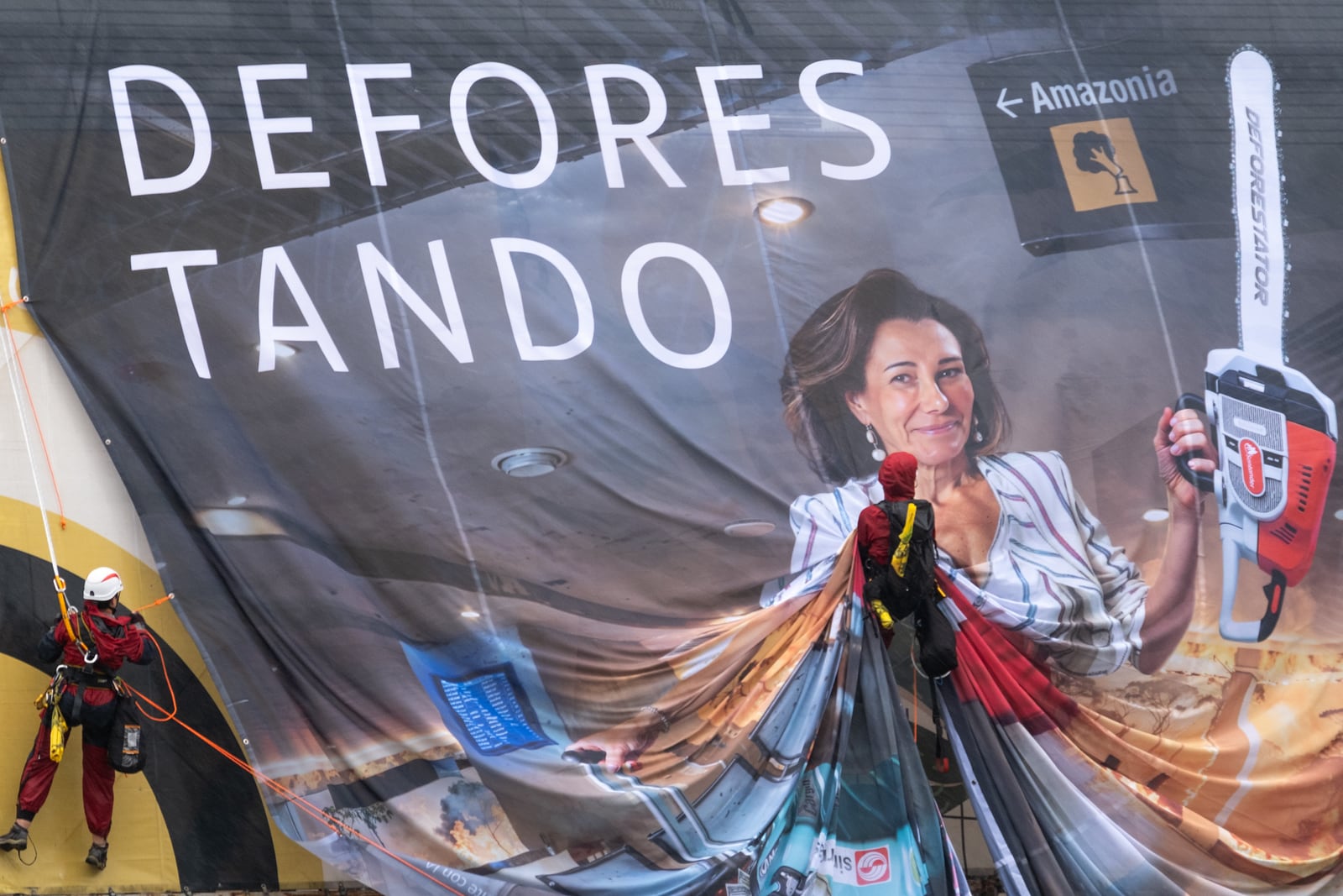 17/10/24 Edificio Pereda, Santander, España\rGreenpeace despliega una pancarta con la imagen de Ana Botín para denunciar la vinculación del banco Santander con la destrucción de la naturaleza.\r\rEn vísperas de la 16ª Conferencia de las Partes del Convenio de Diversidad Biológica (CBD) que comienza en Cali (Colombia) el 21 de octubre, activistas de Greenpeace han descolgado hoy una gran pancarta en el edificio Pereda, antigua sede principal del banco Santander y futuro espacio cultural de dicha entidad bajo el nombre de Faro Santander.\r\rKeywords: Santander; Deforesta©Greenpeace/Pedro Armestre\r\r©Greenpeace Handout/Pedro Armestre- No sales - No Archives - Editorial Use Only - Free use only for 14 days after release. Photo provided by GREENPEACE, distributed handout photo to be used only to illustrate news reporting or commentary on the facts or events depicted in this image.