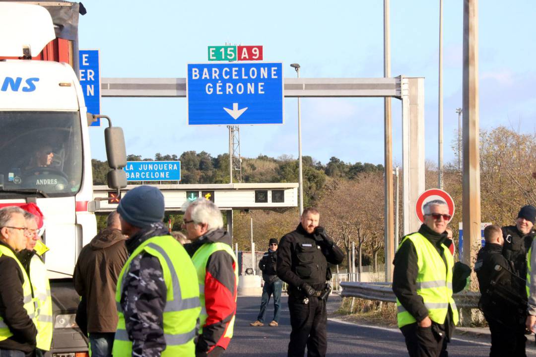 Peatge amb la policia impedint el pas als Armilles Grogues