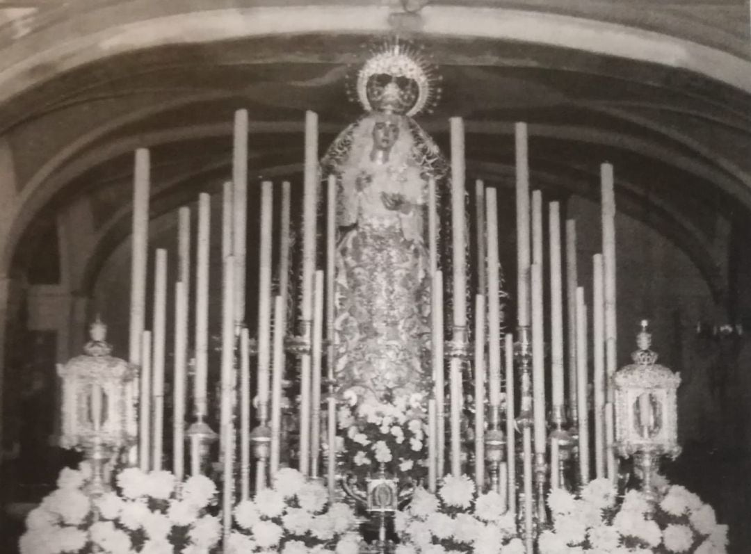 Fotografía publicada por la Hermandad del Valle de su Dolorosa sin plaio sobre su paso procesional