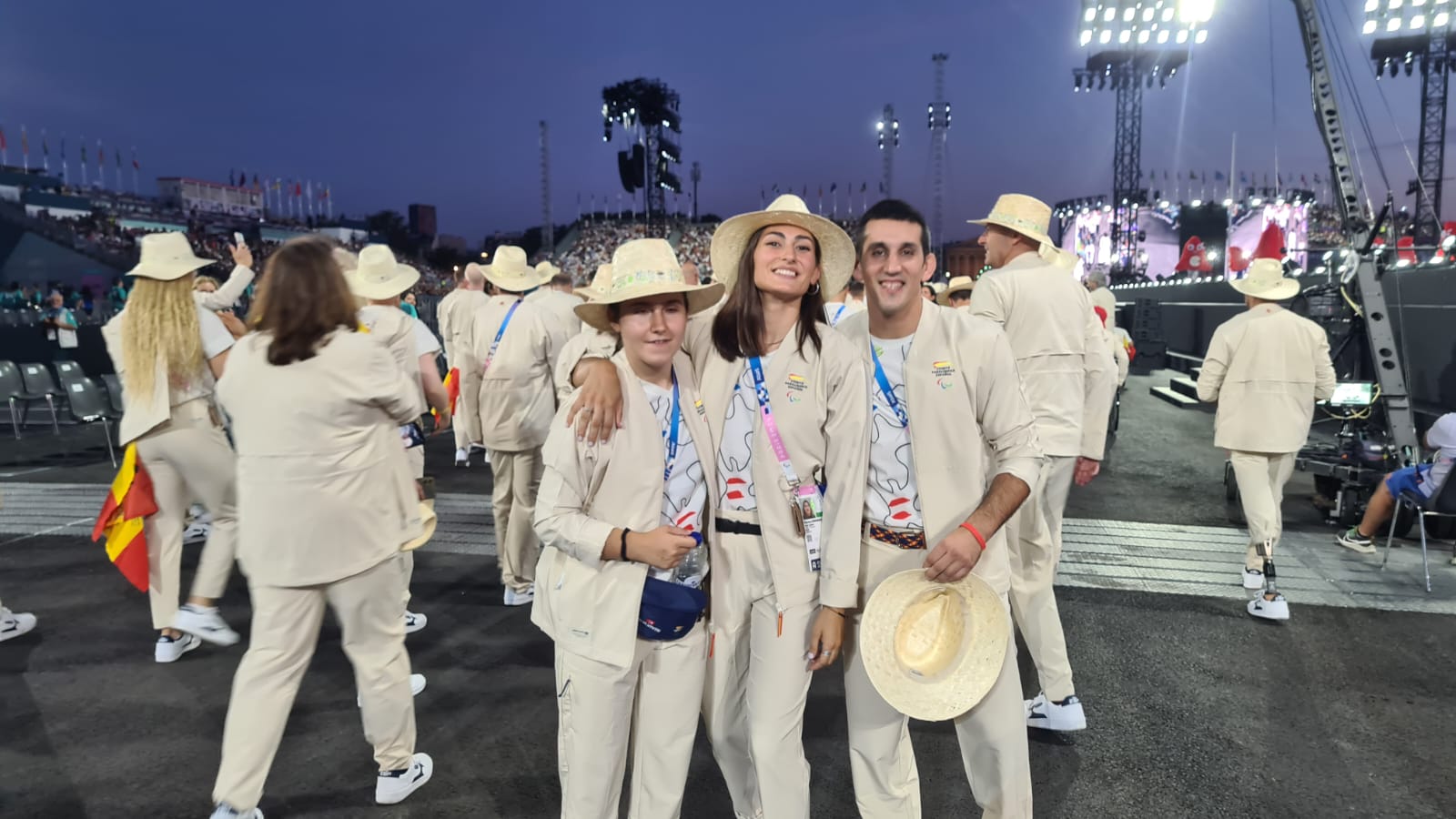 Raúl Clemente con las entrenadoras María Manzanero y Marina Fernández en París