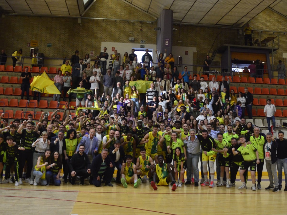 Celebración del pase al playoff de los jugadores y aficionados del Jaén Paraíso Interior FS de Baloncesto en La Salobreja.