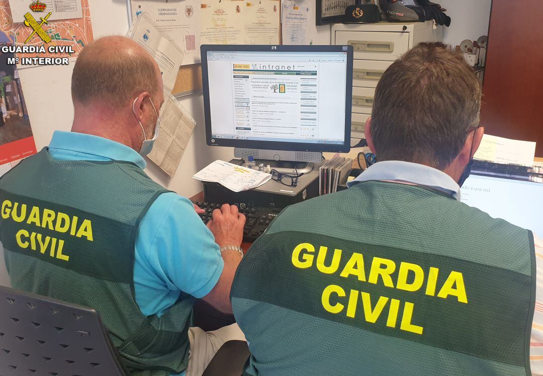 Agentes de la Guardia Civil en el transcurso de una investigación