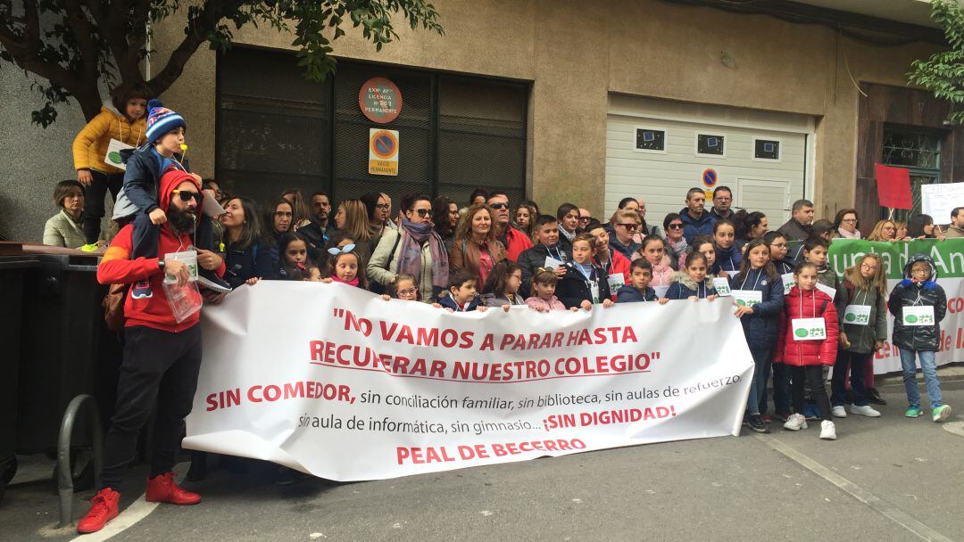 Los padres y madres están en pie de guerra por la &quot;falta de respuesta&quot; del gobierno regional respecto al problema de los comedores escolares 