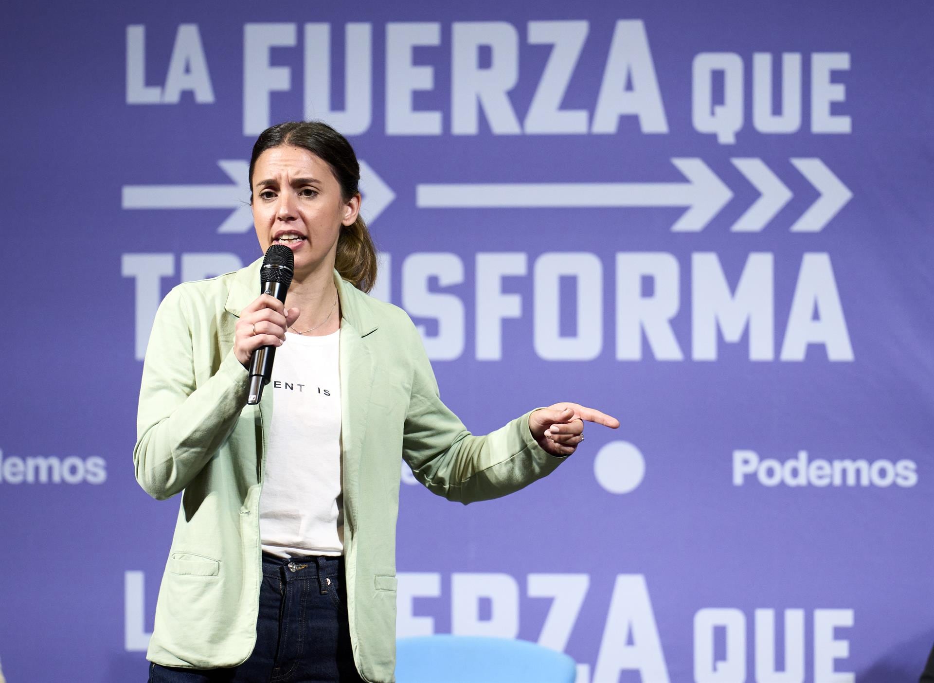 La ministra de Igualdad, Irene Montero, interviene durante un acto de campaña de Podemos-IU, en el paraninfo de la Magdalena,