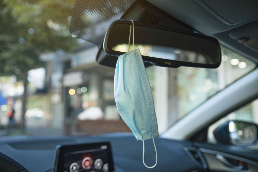 Una mascarilla en un coche.