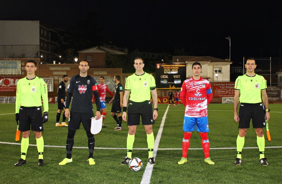 Capitanes del Navalcarnero y el Granada junto al conjunto arbitral