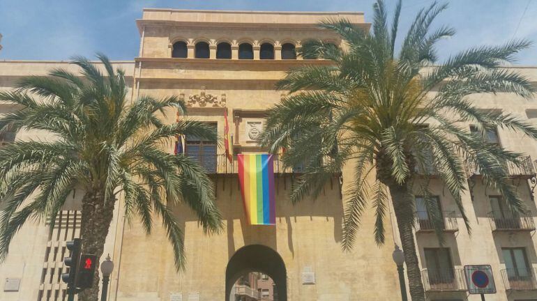 Bandera LGTBI+ en el ayuntamiento