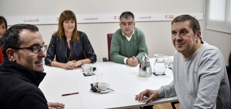 Delegaciones del máximo nivel del PSE-EE y EH Bildu, encabezadas Idoia Mendia y Arnaldo Otegi, durante la reunión celebrada hoy para analizar la situación política vasca.