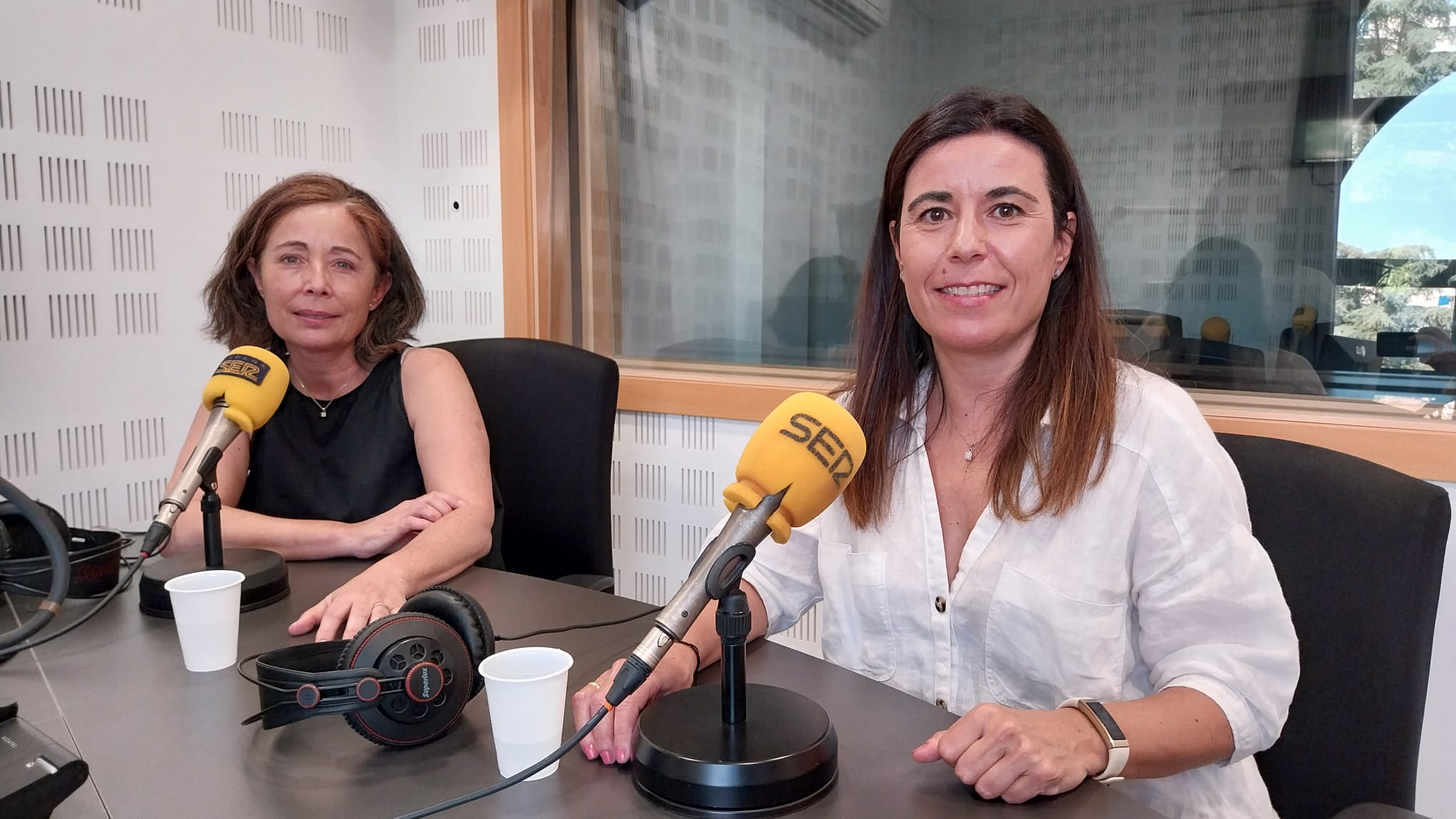 Inmaculada Fernández Rozas, jefa de Servicio de Cardiología en el hospital, y Sara Corredera, enfermera gestora para pacientes con insuficiencia cardiaca, en el Hospital Severo Ochoa de Leganés