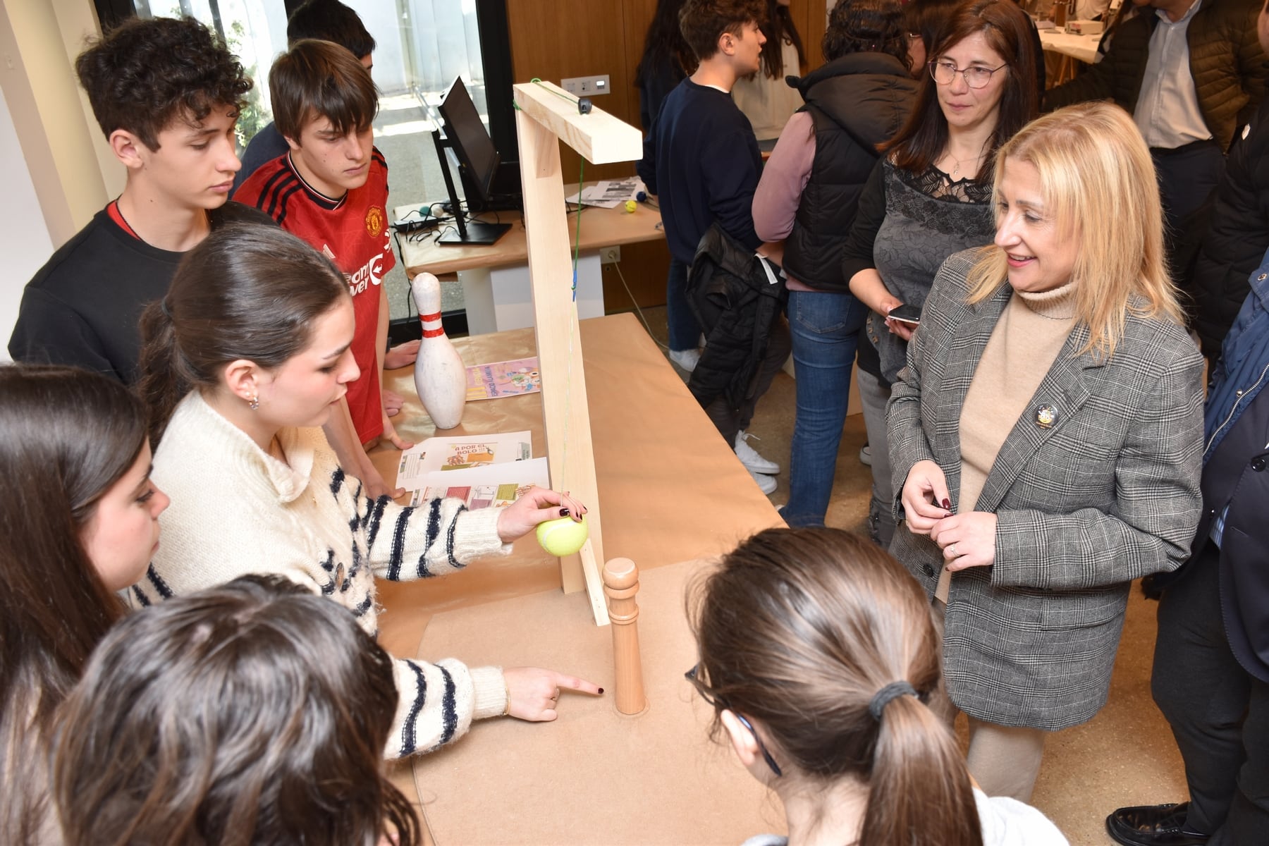 La delegada territorial de la Junta en Soria, Yolanda de Gregorio, en la Feria de la Ciencia de Soria.