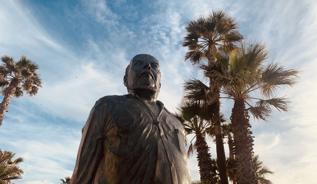 La estatua de Fernando Quiñones a las puertas de la playa de La Caleta