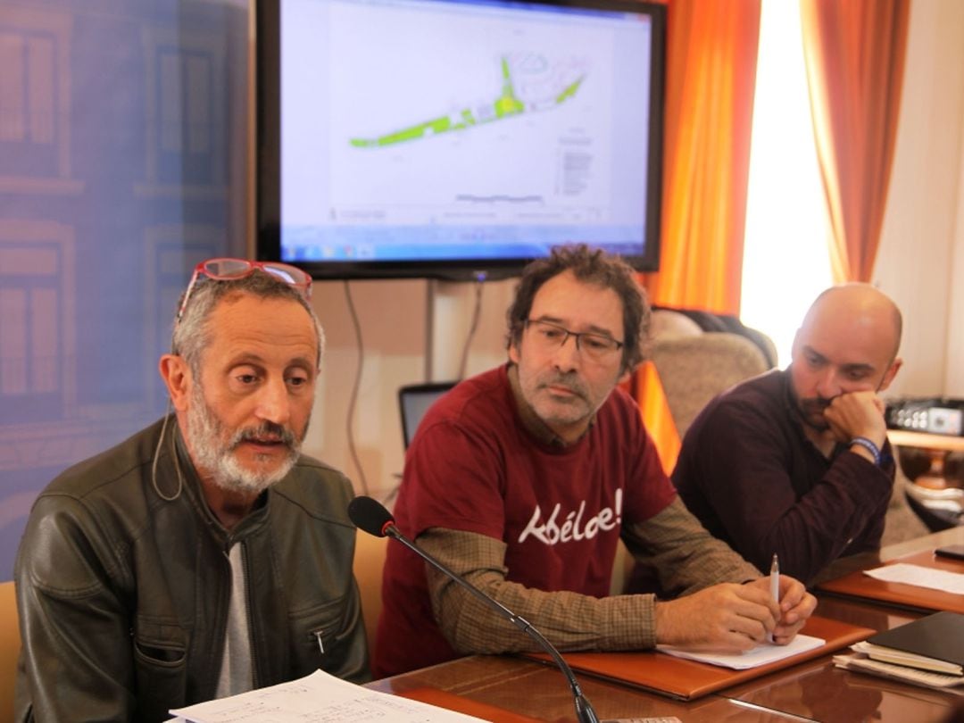 Los concejales Romualdo Fernández, Miguel Ángel Viñas y Manuel Alexander Alonso en la rueda de prensa posterior a la Junta de Gobierno Local