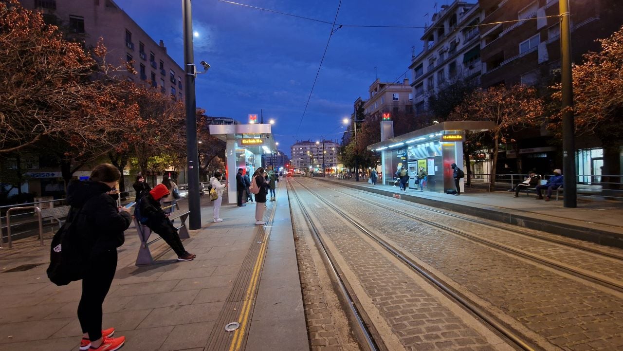 Usuarios del metro de Granada esperan la llegada del tren en la parada Caleta. Aunque los paneles informan del tiempo de espera, el servicio no se presta por una avería la mañana del 17 de diciembre de 2024