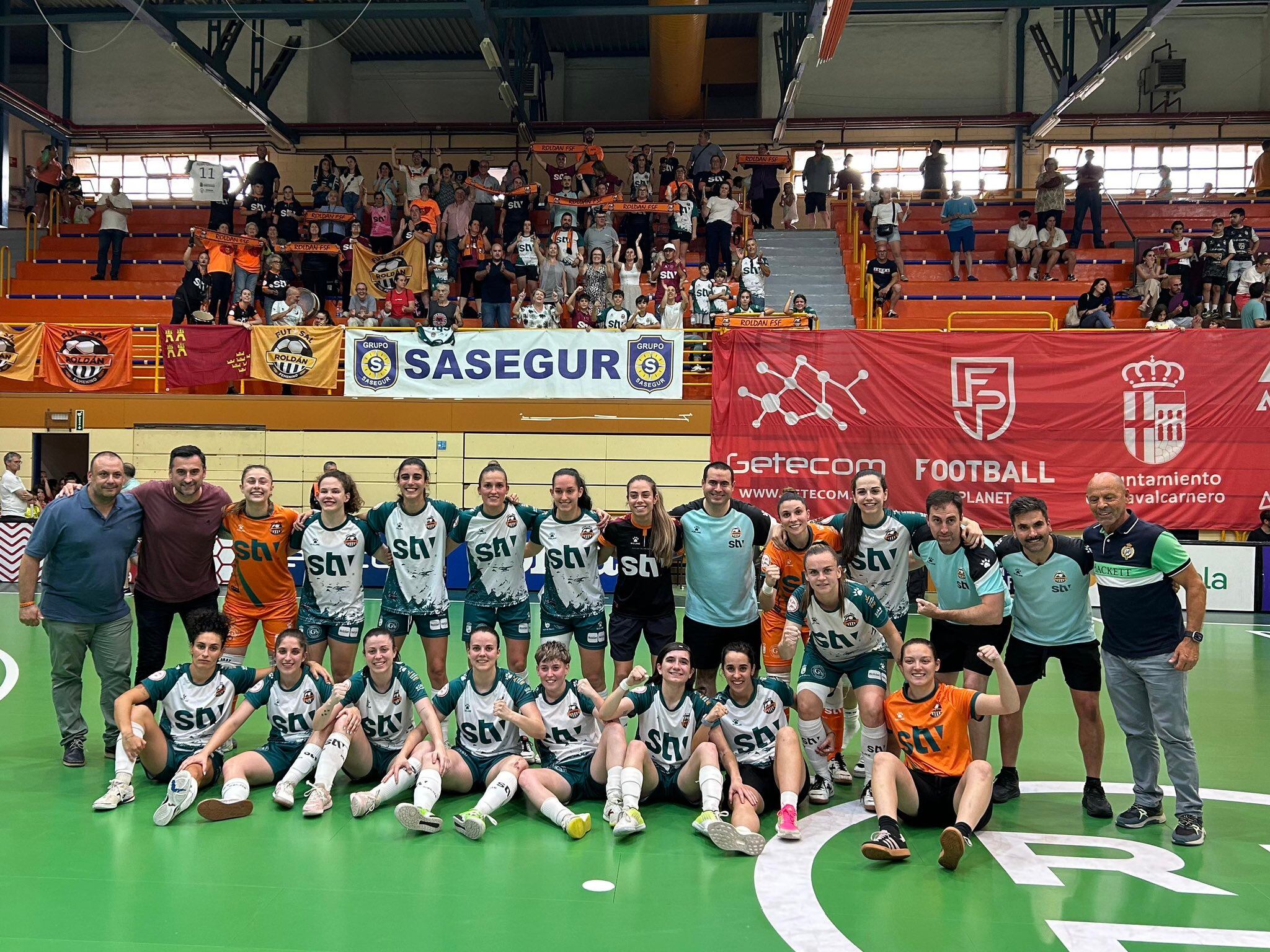 La plantilla del STV Roldán celebra la victoria junto a los desplazados