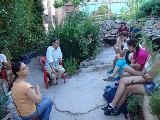 Jovenes voluntarios en el campo internacional &#039;Huerto del Mundo&#039;