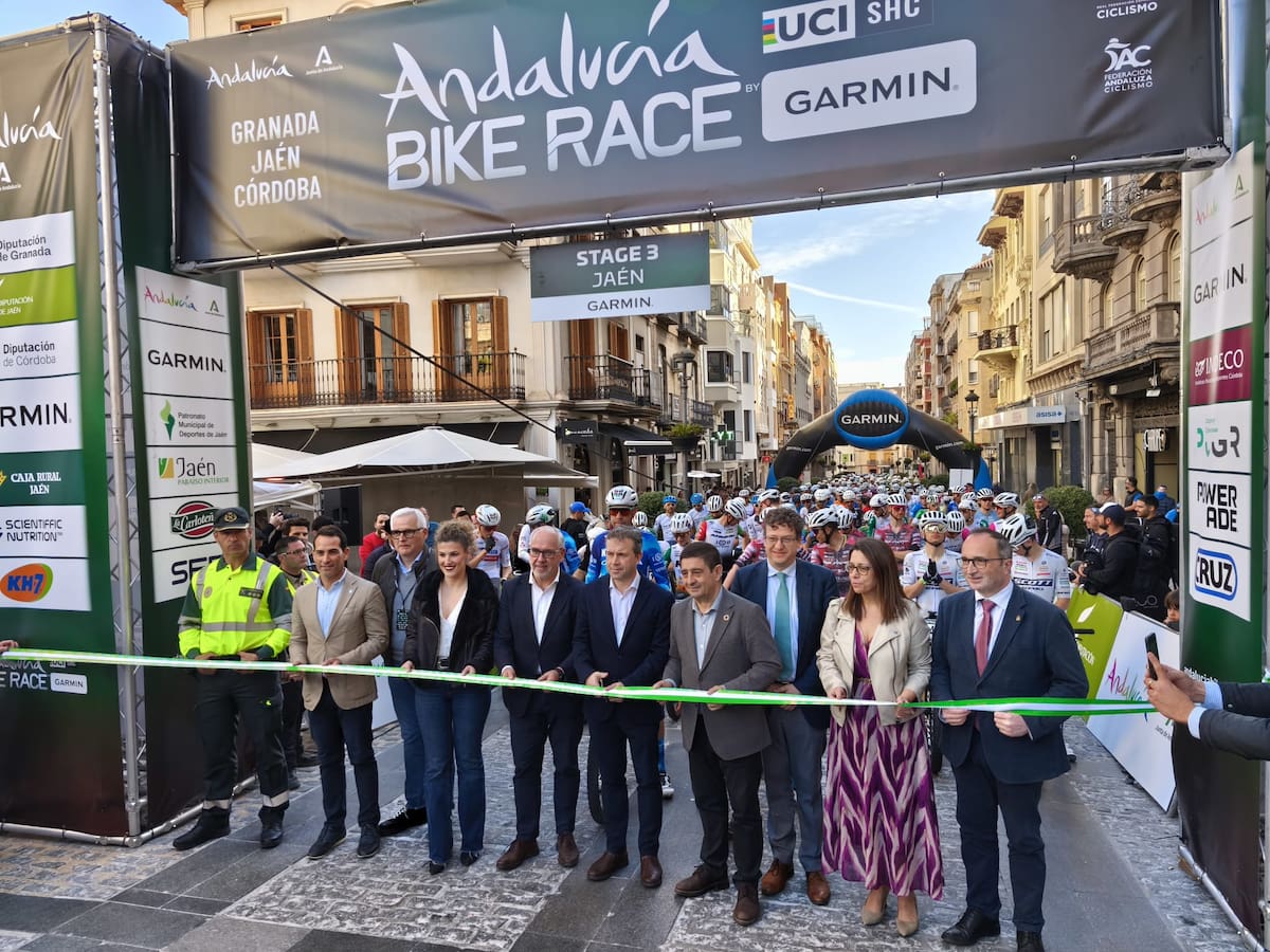 Más de 700 ciclistas recorren la provincia, desde este miércoles, en la Andalucía Bike Race