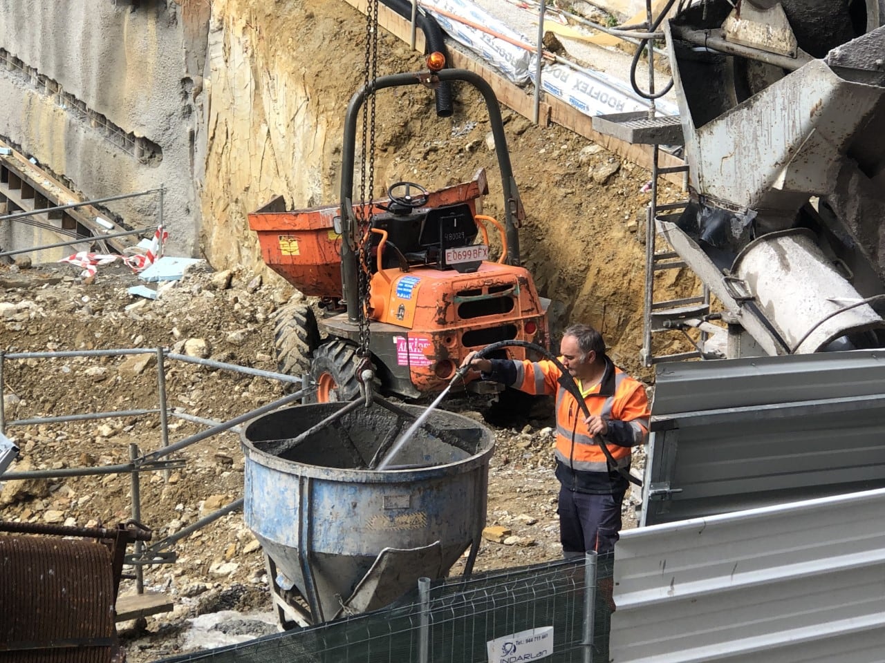 Un operario en una obra de construcción de viviendas en Eibar