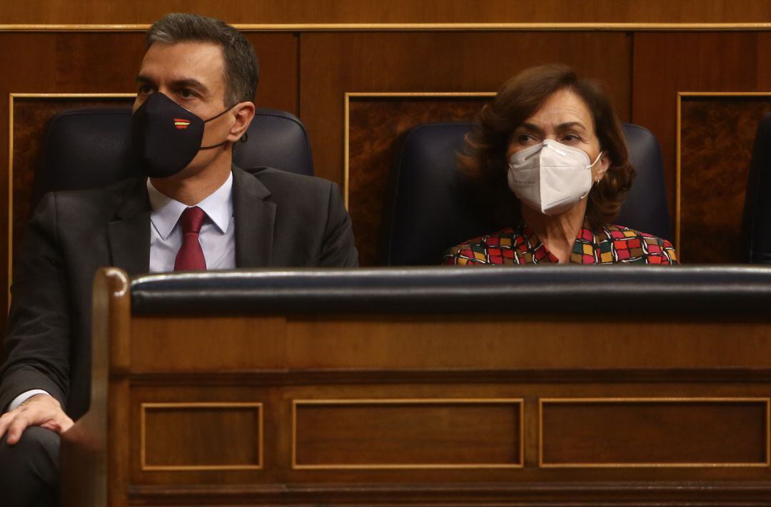 El presidente del Gobierno, Pedro Sánchez, y la vicepresidenta primera y ministra de la Presidencia, Carmen Calvo.