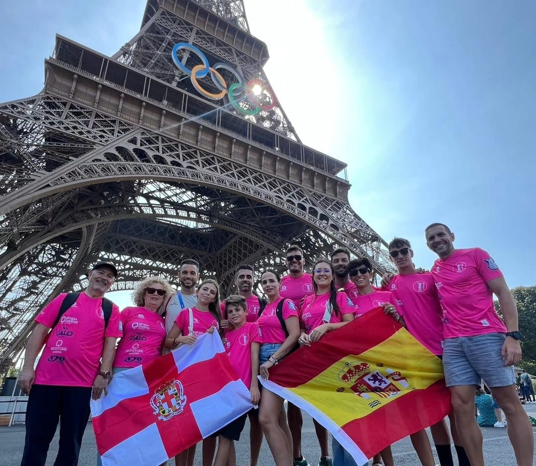 Jairo Ruiz con su familia en París al lado de la Torre Eiffel.