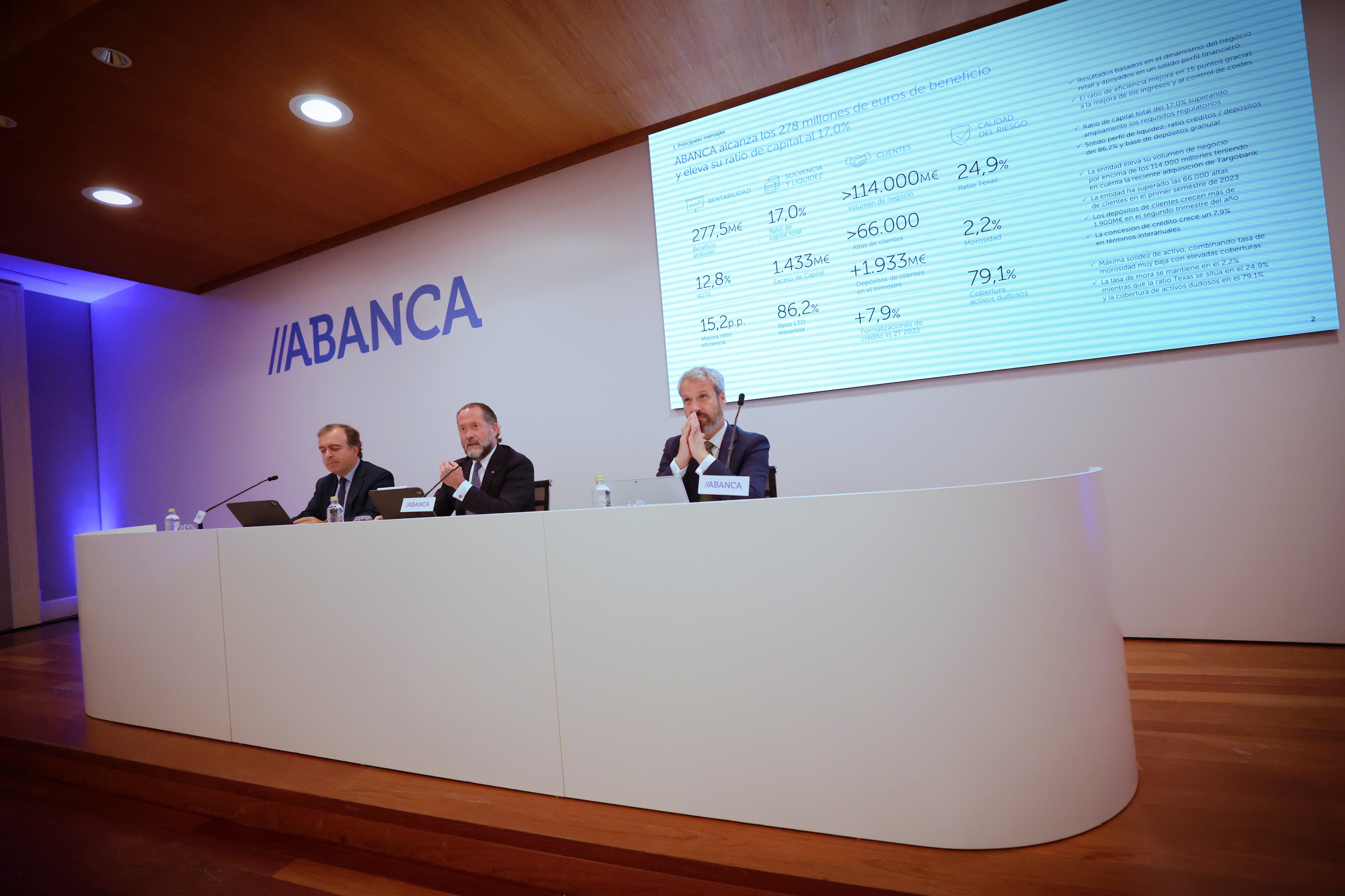 El presidente de Abanca, Juan Carlos Escotet (c), junto al consejero delegado, Francisco Botas (i), y al director general financiero, Alberto de Francisco (d)