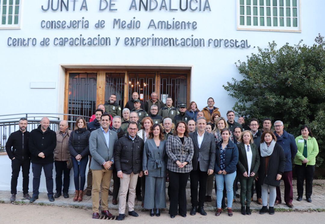 La Consejera, Carmen Crespo con las autoridades medioambientales, alcalde y concejales de Cazorla y Agentes de Medio Ambiente