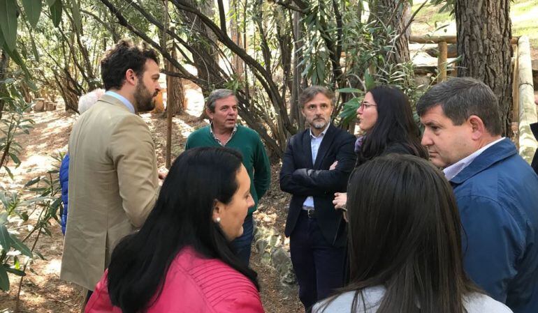 El consejereo de Medio Ambiente conversa con los alcaldes y alcaldesas de la comarca