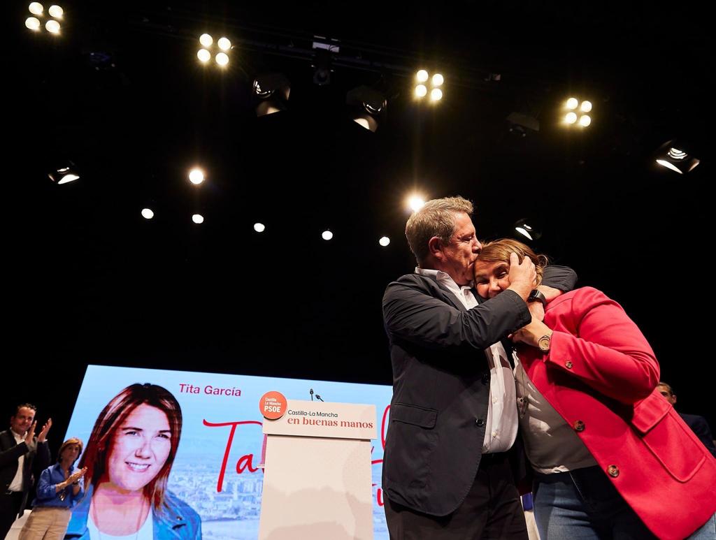 Emiliano García Page, presidente de la región, acompañando a Tita García Élez en el acto de presentación a la reelección de la candidatura. Foto: PSOE Talavera