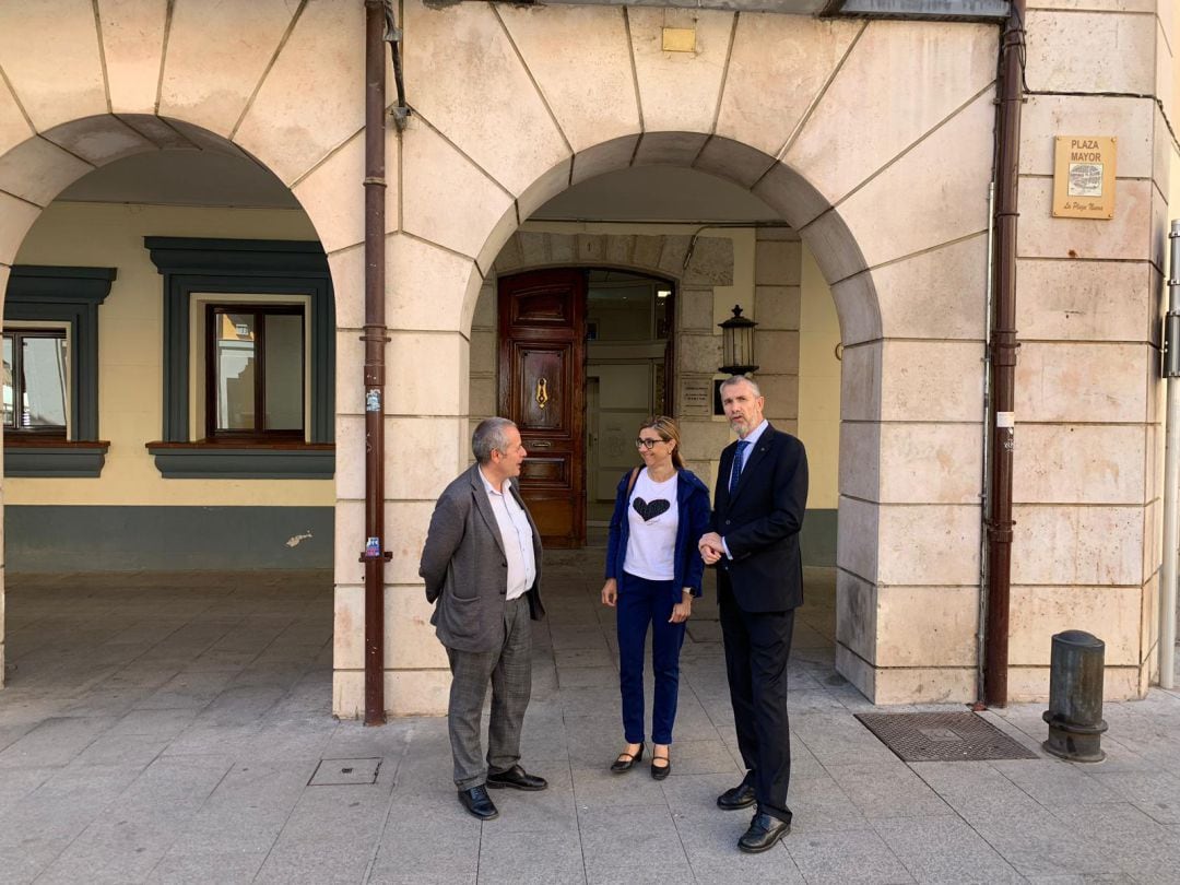 La alcaldesa de Aranda, Raquel González, entre el vicerrector de la UBU, René Payo y el rector de la misma universidad, Manuel Pérez Mateos