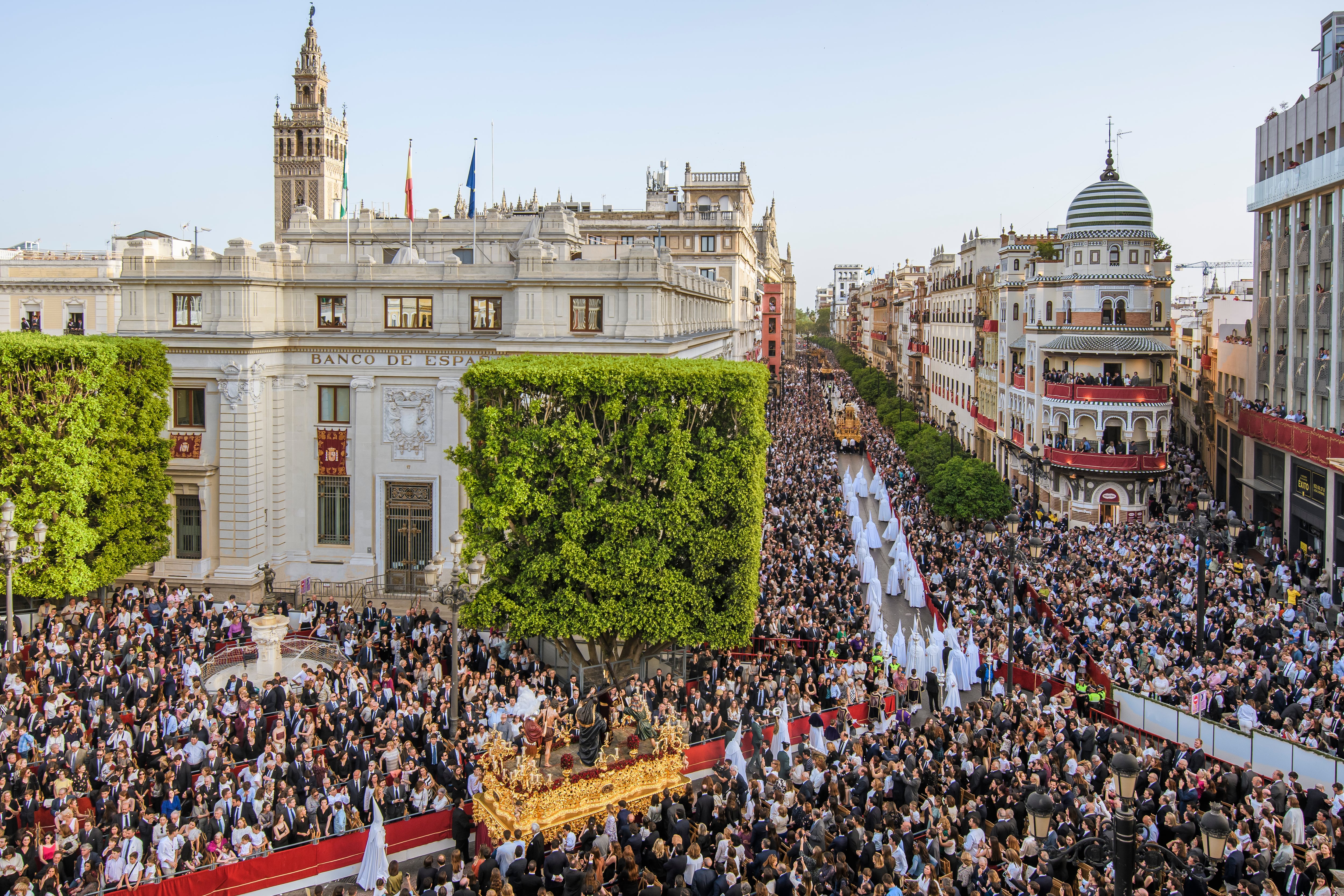 Procesión del Santo Entierro Grande en Sevilla, que se celebra ocasionalmente y no se hacía desde el año 2004. Este año se ha celebrado con el objetivo de conmemorar el 775 aniversario de la restauración del culto cristiano en Sevilla por parte del rey San Fernando. EFE/ Raúl Caro.