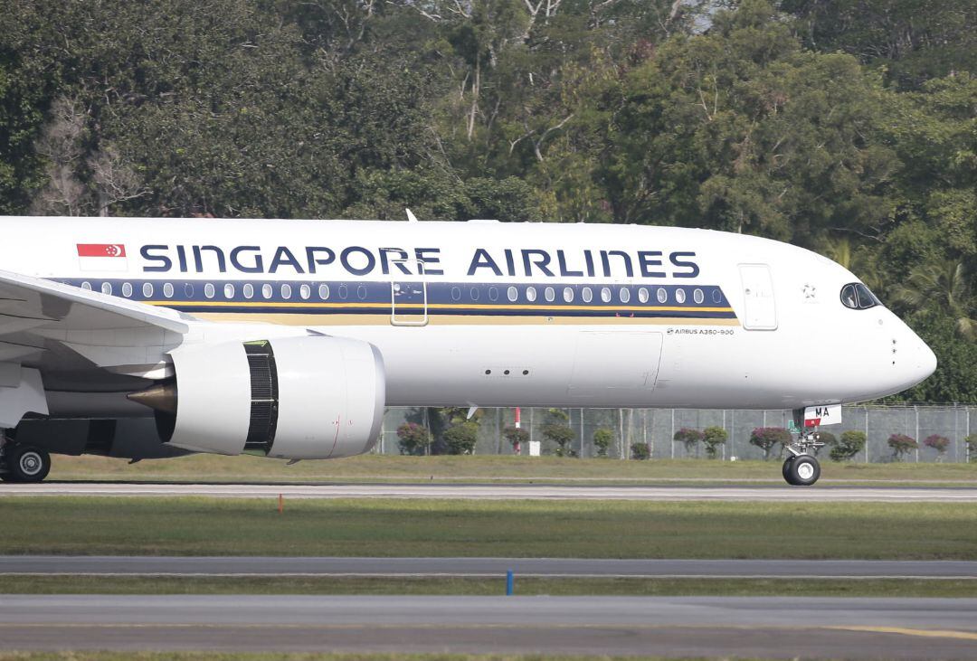 otografía de archivo fechada el 3 de marzo de 2016 muestra el Airbus A350-900 de Singapore Airlines en la pista del aeropuerto Changi, en Singapur 