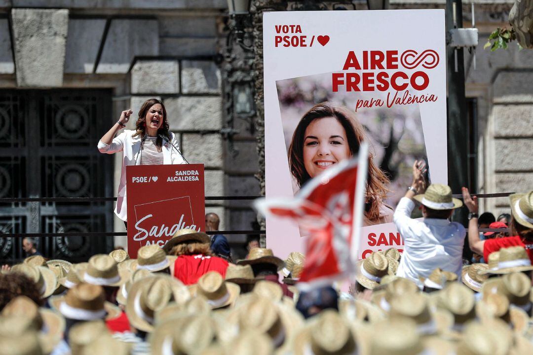 La candidata socialista a la alcaldía de Valencia, Sandra Gómez, y el cabeza de lista del PSOE a las elecciones europeas, Josep Borrell, ofrecen un mitin en la plaza del Ayuntamiento de València.