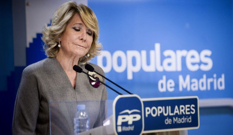 La presidenta del PP de Madrid, Esperanza Aguirre, durante la rueda de prensa ofrecida esta tarde en la sede del partido. Aguirre ha asumido hoy su responsabilidad por haber nombrado a Francisco Granados como alto cargo