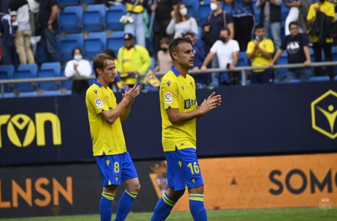 Juan Cala aplaude a la afición cadista tras un partido de esta temporada.
