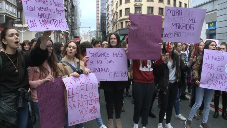 Concentración en contra de la sentencia de la Manada llevada a cabo frente a los juzgados en Bilbao.