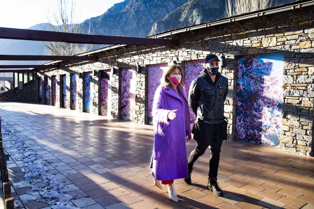 La cònsol major, Conxita Marsol, i l'artista, Philippe Shangti, passegen pel Parc Central.