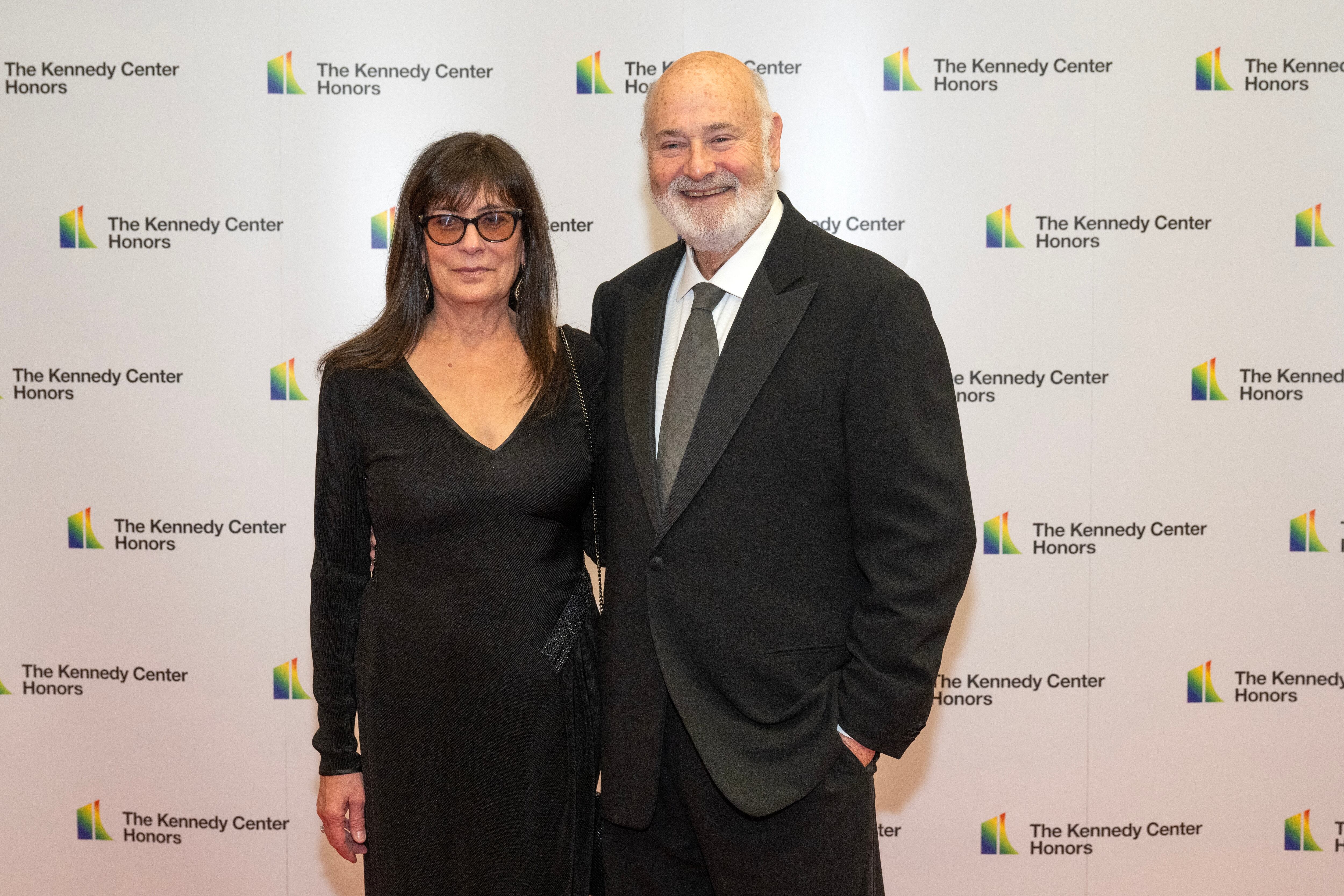 Rob Reiner (derecha) y Michelle Reiner (izquierda) llegan a la ceremonia de entrega de medallas en honor a los galardonados de la 46.ª edición de los Premios Kennedy Center Honors en el Departamento de Estado en Washington, D.C., EE. UU., el 2 de diciembre de 2023 (reeditado el 15 de diciembre de 2025).