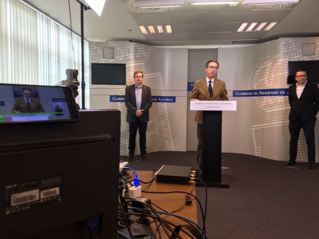 El consejero de Salud, Pablo Fernández, en la comparecencia junto a responsables sanitarios.