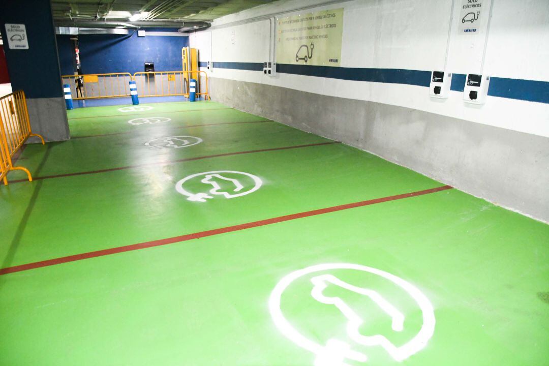 Puntos de recarga para coches eléctricos en uno de los parkings subterráneos de Xàbia. 