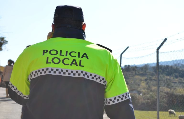 Un agente de la Policía Local de Plasencia de ronda por el paseo del río