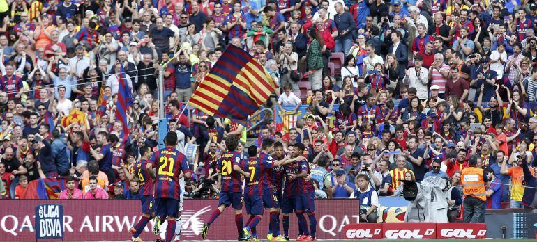 Jugadores del Barcelona celebran un gol en el Camp Nou