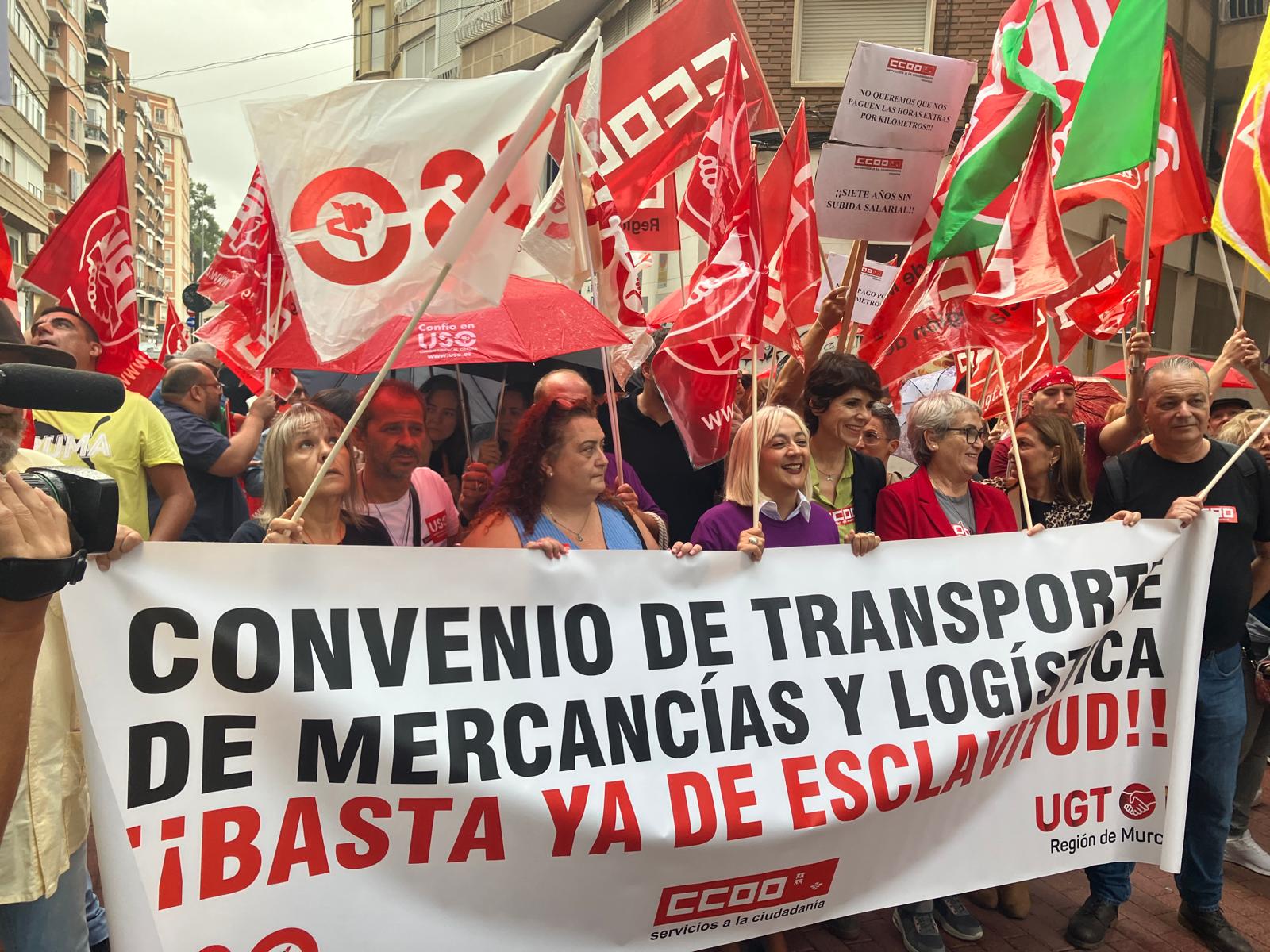 Protesta de los sindicatos a las puertas de la CROEM por el bloqueo del convenio del transporte de mercancías y logística