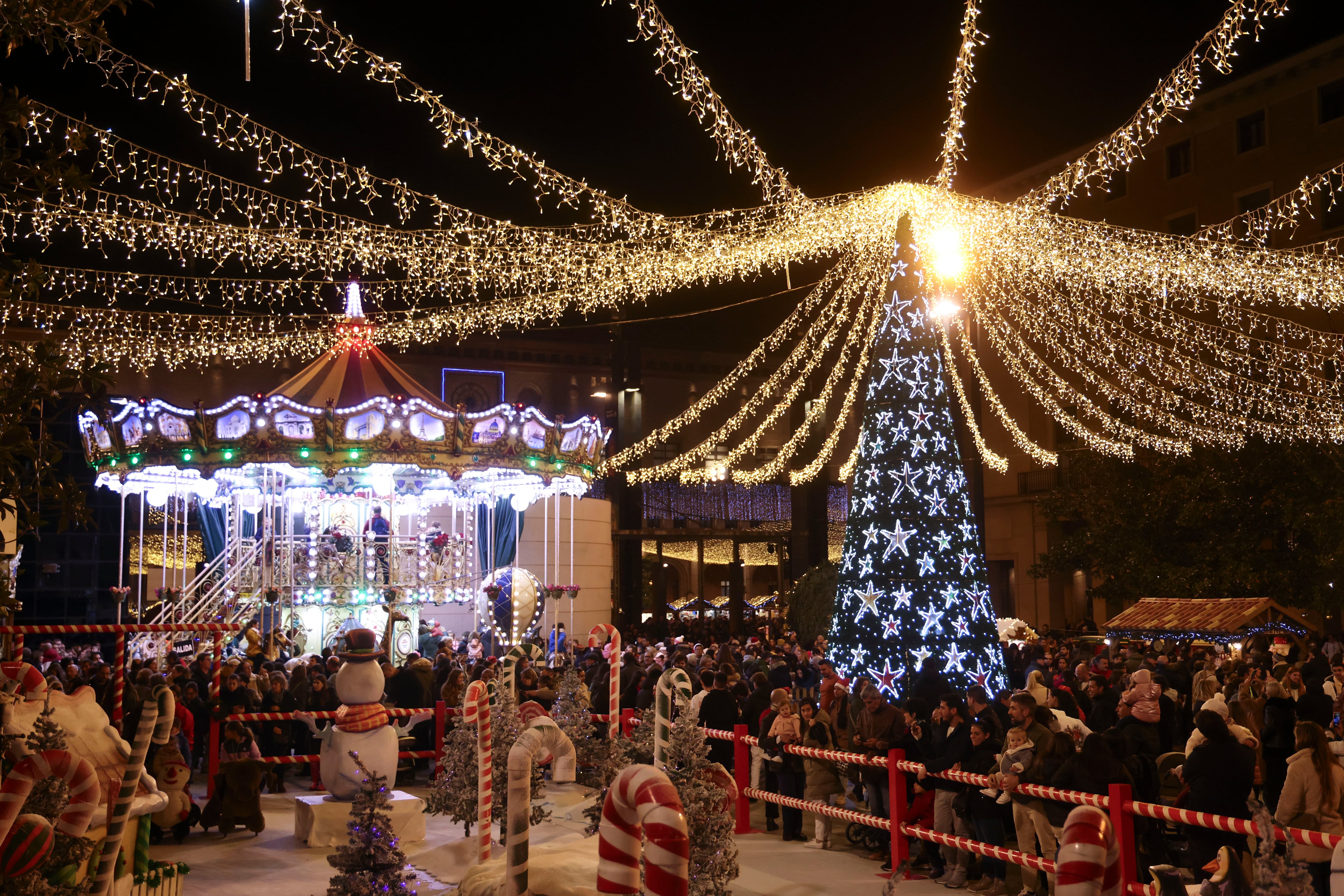 ZARAGOZA, 01/12/2023.- Un momento del tradicional encendido de las luces navideñas de Zaragoza este viernes. EFE/ Toni Galán
