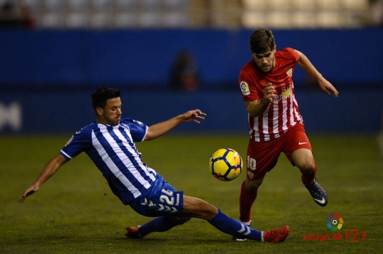 Javi Muñoz lucha por el balón ante Pozo.