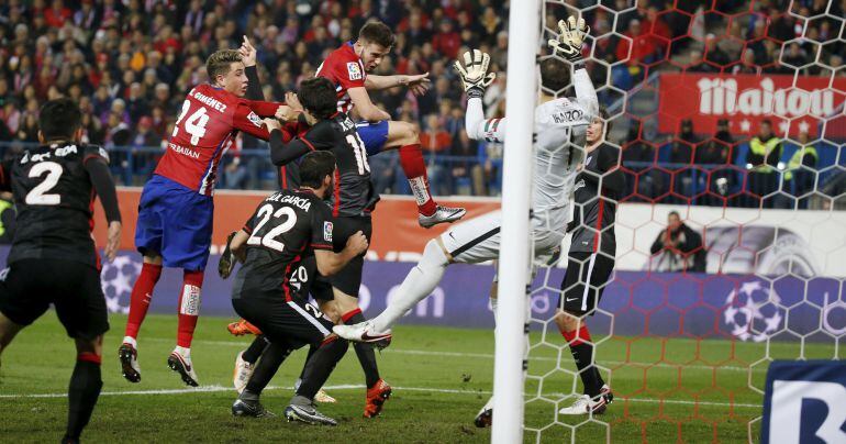 Saúl remata para subir el 1-1 al marcador ante el Athletic en un partido que acabó con 2-1 para los de Simeone.