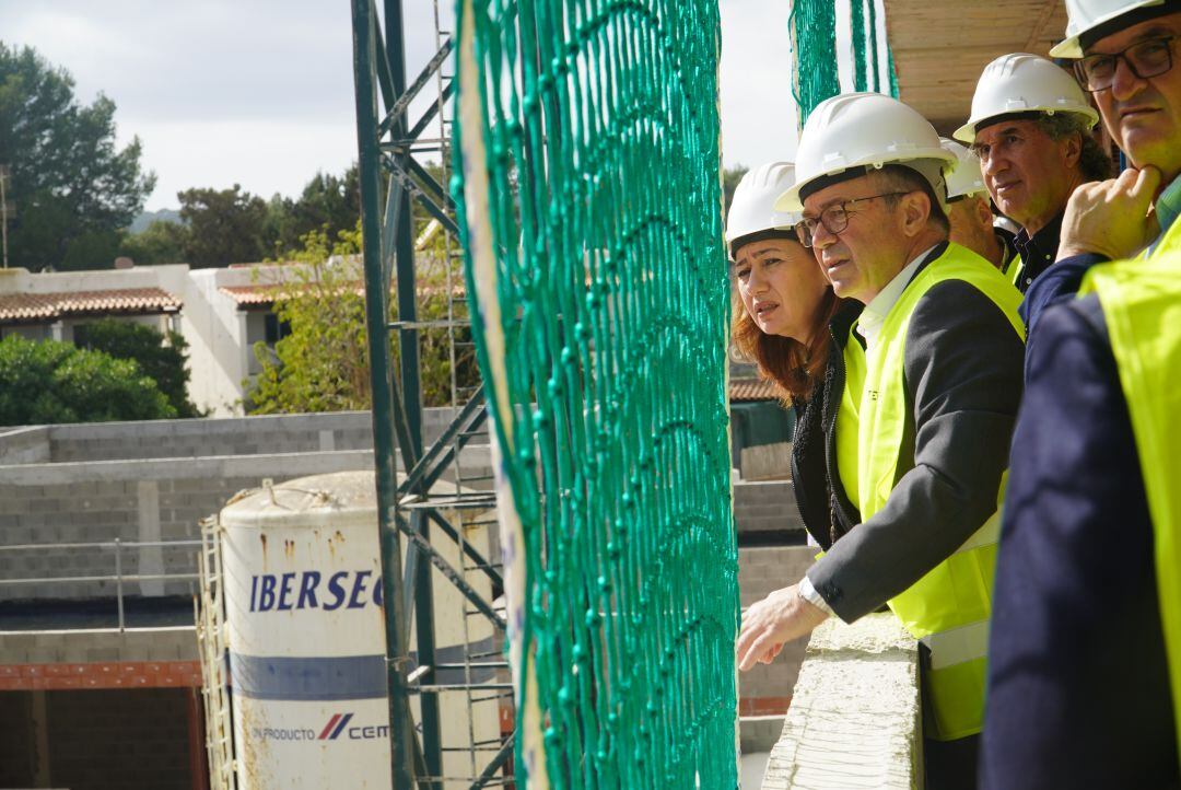 Francina Armengol, Josep Marí Ribas y Martí March en su visita a las obras del colegio de ses Planes.