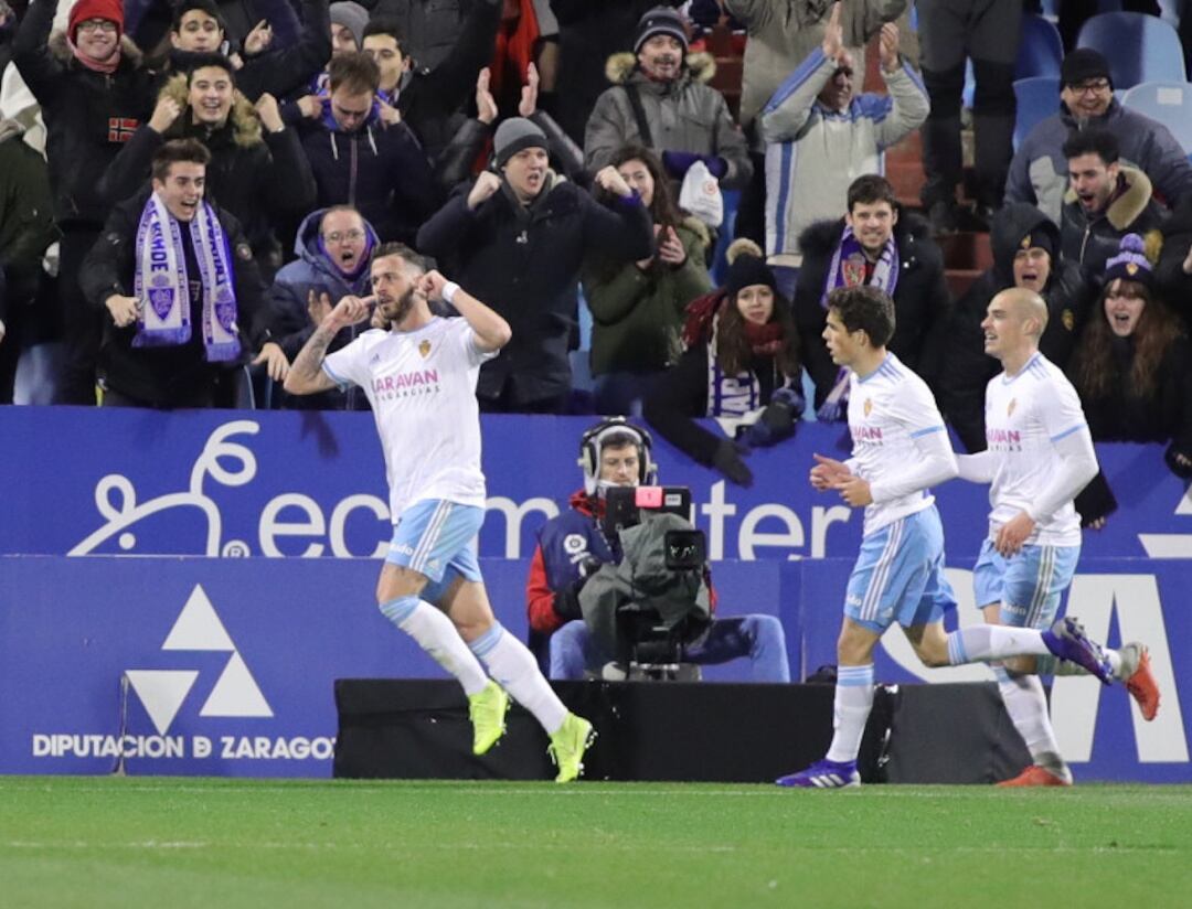Álvaro celebra el primero de los dos goles que le marcó al Oviedo